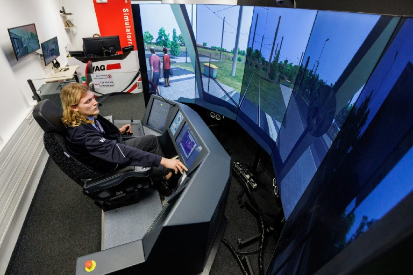 Benedikt Hanne, étudiant à Nuremberg, en Allemagne, se forme à la conduite de tramway dans un simulteur de la régie de transport VAG, le 21 mars 2024 © Daniel Karmann