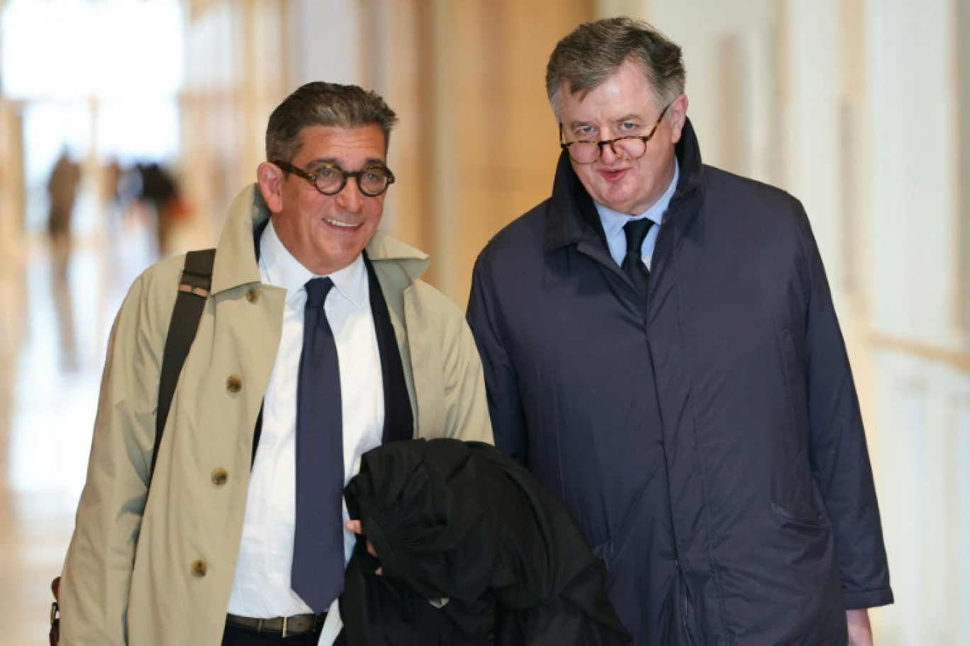 Le patron d'Aéroports de Paris (ADP) Augustin de Romanet (d) et son avocat Jean-Marc Fedida arrivent au palais de justice des Batignolles, à Paris, pour son procès pour soupçons de favoritisme à la Caisse des Dépôts, le 21 mars 2024 © Thomas SAMSON