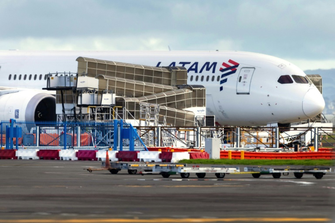 Un Boeing 787 Dreamliner de la compagnie LATAM Airlines, qui a soudainement perdu de l'altitude en plein vol, stationné sur le tarmac de l'aéroport international d'Auckland, le 12 mars 2024 en Nouvelle-Zélande © BRETT PHIBBS