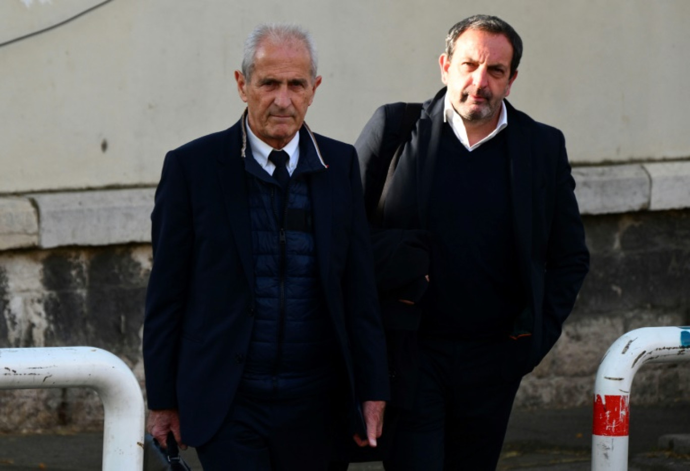 L'ex-maire de Toulon, Hubert Falco (g), et son avocat Me Thierry Fradet, arrivent au tribunal de Marseille, le 12 avril 2023 © Christophe SIMON
