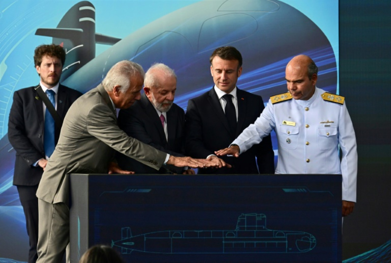 Les présidents français Emmanuel Macron et brésilien Luiz Inacio Lula da Silva lancent le sous-marin Tonelero le 27 mars 2024 à la base navale de Itaguai, à Rio de Janeiro © Pablo PORCIUNCULA