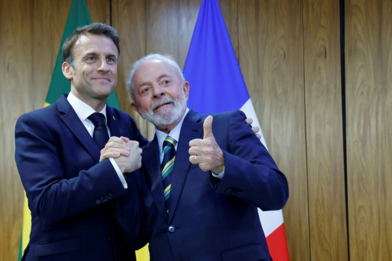 Le président brésilien Luiz Inacio Lula da Silva et son homologue français Emmanuel Macron (g) au palais Planalto, le 28 mars 2024 à Brasilia © Ludovic MARIN