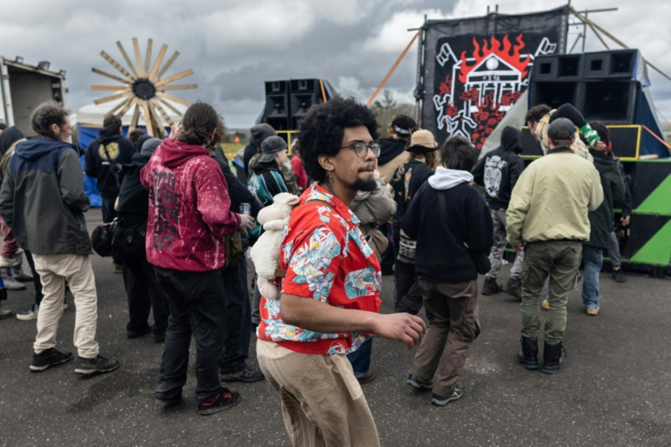 Des participants à une rave party à Pluguffan, dans le Finistère, le 30 mars 2024 © Fred TANNEAU