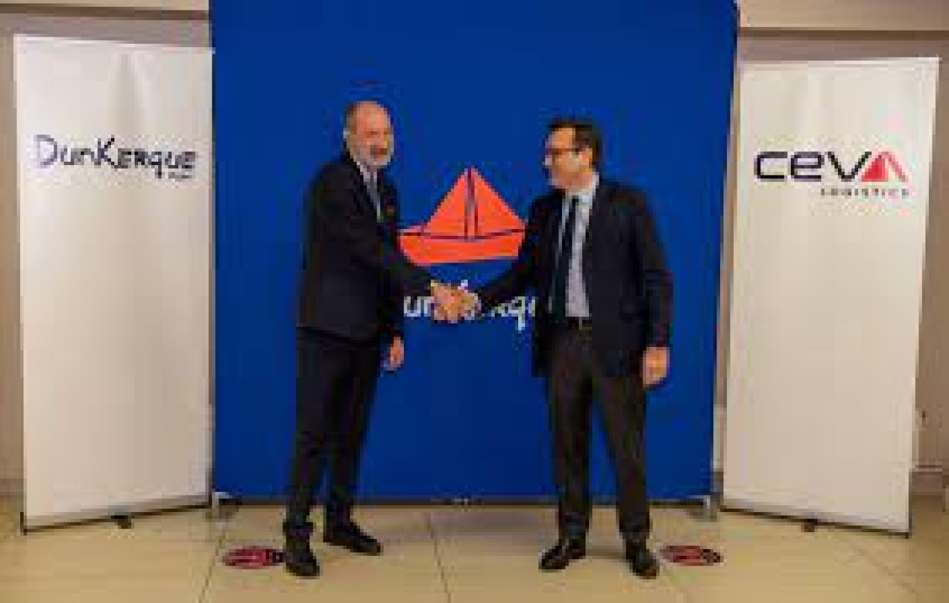 Le président du directoire du port de Dunkerque, Maurice Georges, et le PDG de Ceva Logistics, Mathieu Friedberg ont officialisé leur accord cette mi-mars 2024. © Dunkerque Port