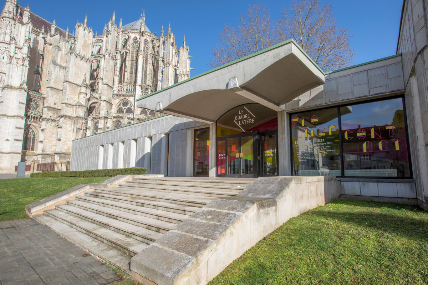 La cathédrale Saint-Pierre et le Quadrilatère, deux symboles culturels.