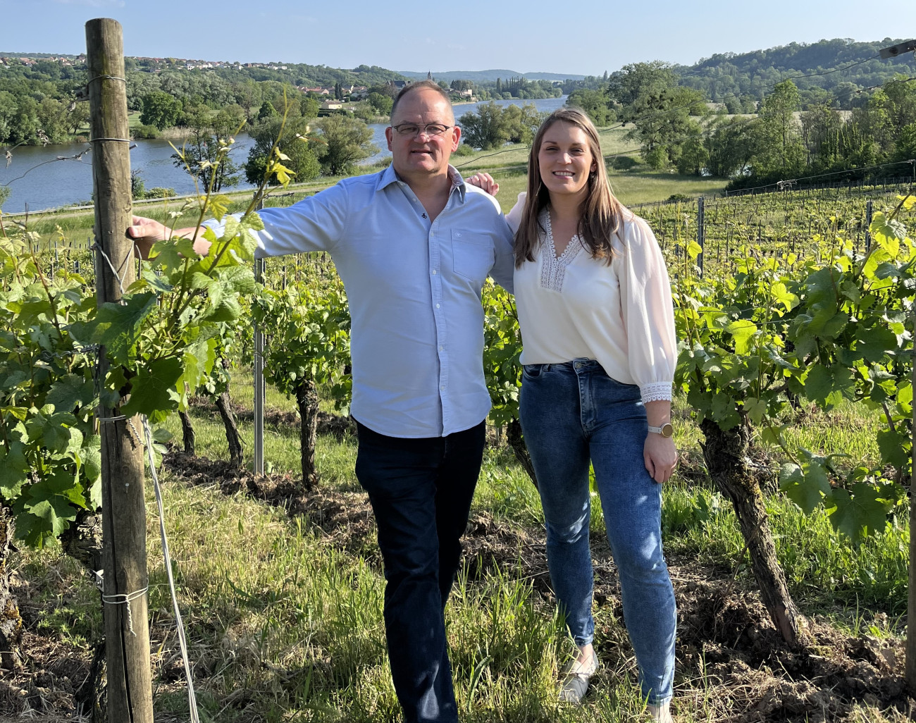 Claude et Mélanie Sontag, la troisième et quatrième génération du domaine familial, travaillent main dans la main. © Domaine Sontag.