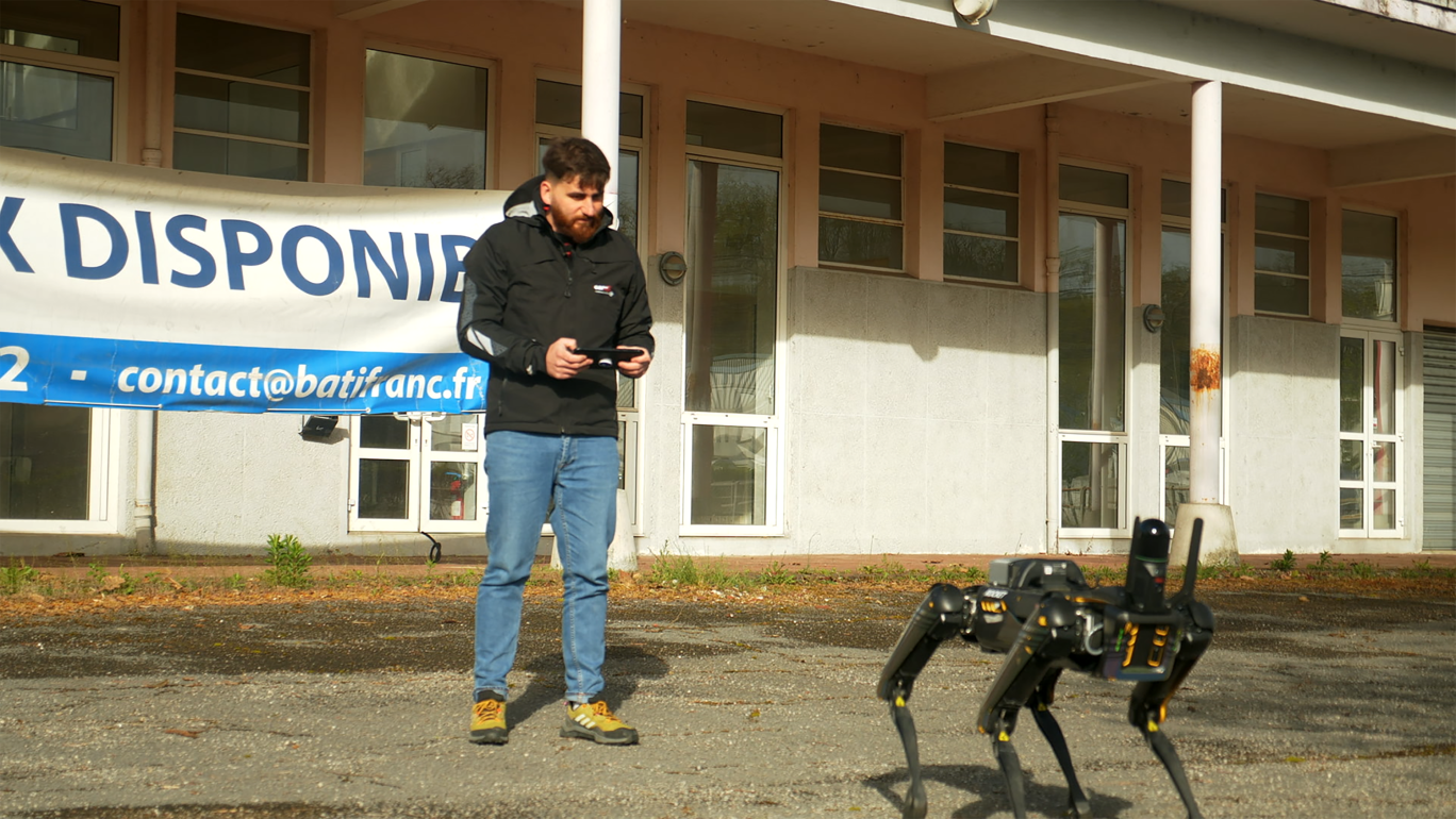 Le chien robot Rocket permet d’avoir une image de l’ensemble du site pour que les candidats puissent se projeter dans la friche industrielle. (©Louis Alabouvette)