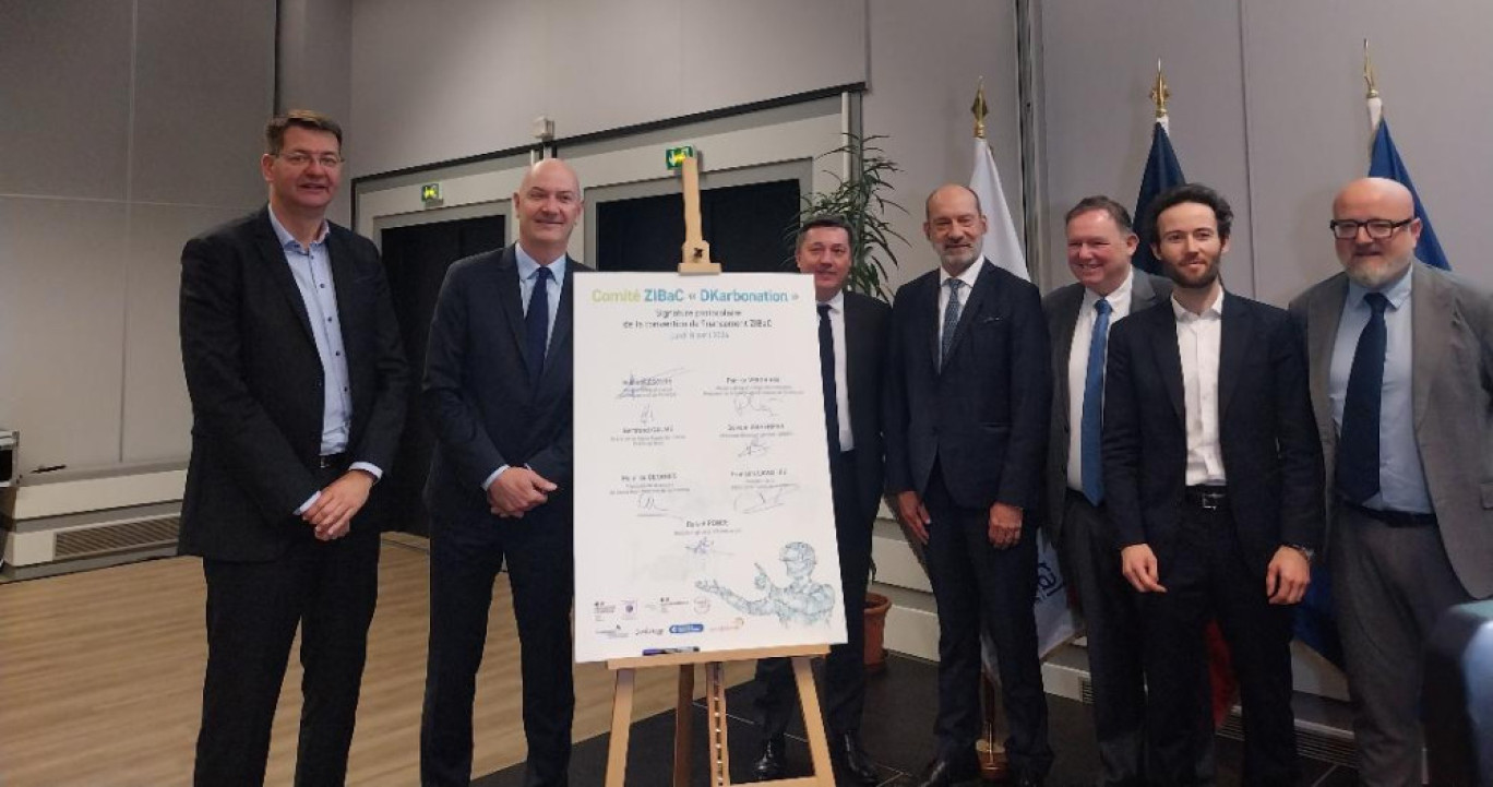 Patrice Vergriete, ministre délégué au transport, Roland Lescure, ministre délégué à l'industrie et à l'énergie, Bertrand Gaume, préfet de région, Maurice Georges, président du Port de Dunkerque, François Lavallée, président de la CCI Littoral Hauts-de-France, Baptiste Périssin-Fabert, directeur général délégué de l'ADEME et Rafaël Ponce, directeur du GIE Euraénergie.