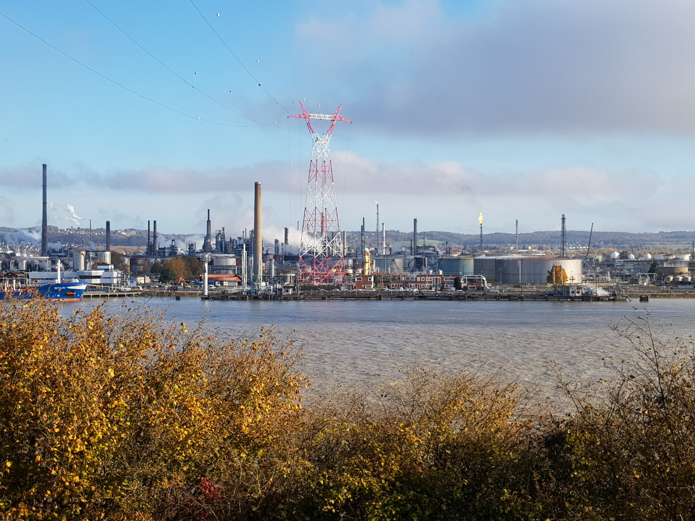 L’activité de raffinage du pétrole est présente depuis près de cent ans à Port-Jérôme. (© Creative Commons / G.Janot)