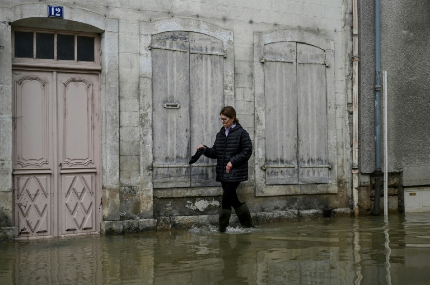 Une habitante dans une rue inondée de Montbard, le 2 avril 2024 en Côte-d'Or © ARNAUD FINISTRE