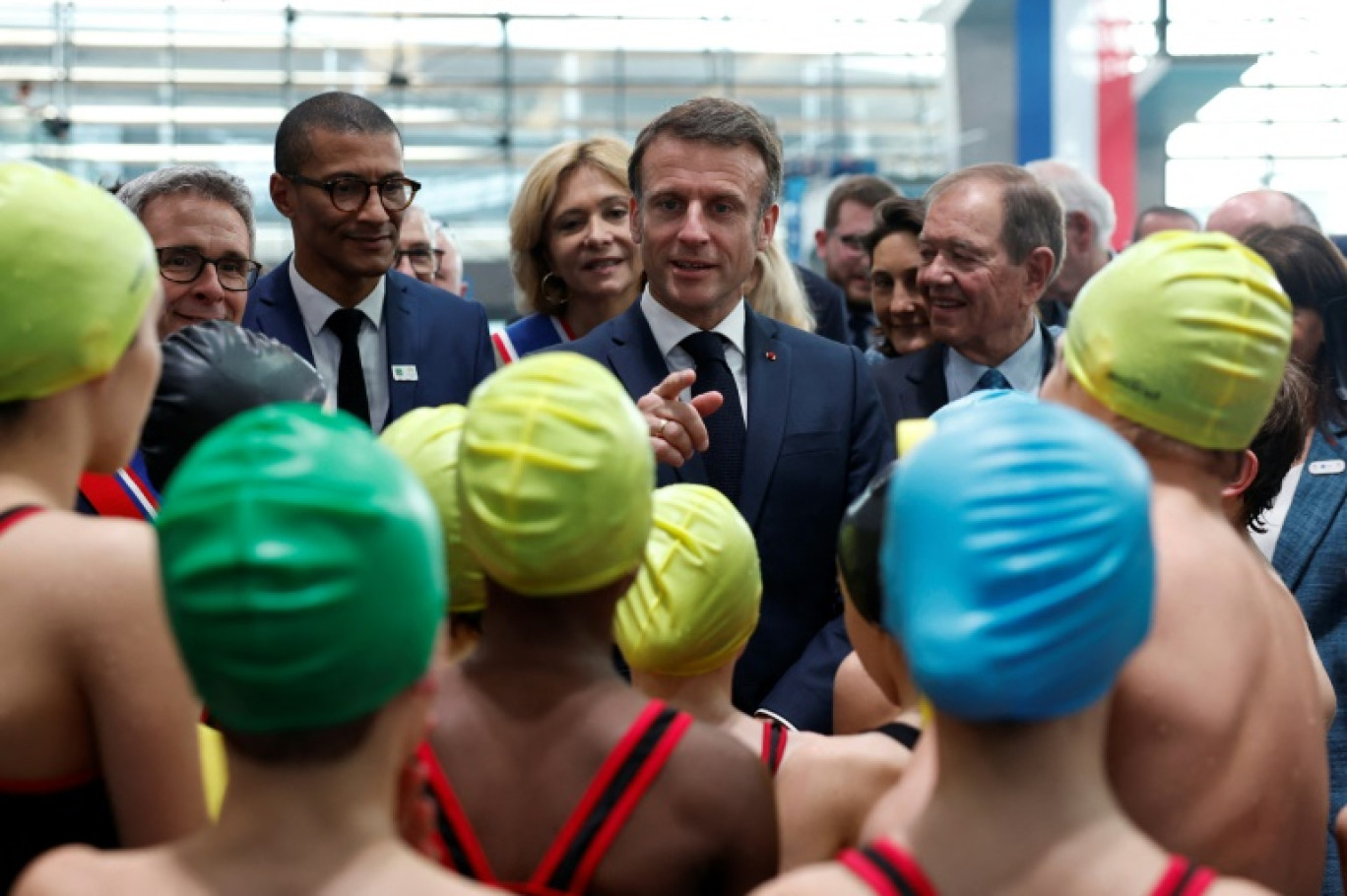 Le président Emmanuel Macron parle avec des enfants lors de l'inauguration du centre aquatique de Saint-Denis, le 4 avril 2024 en Seine-Saint-Denis © Gonzalo Fuentes