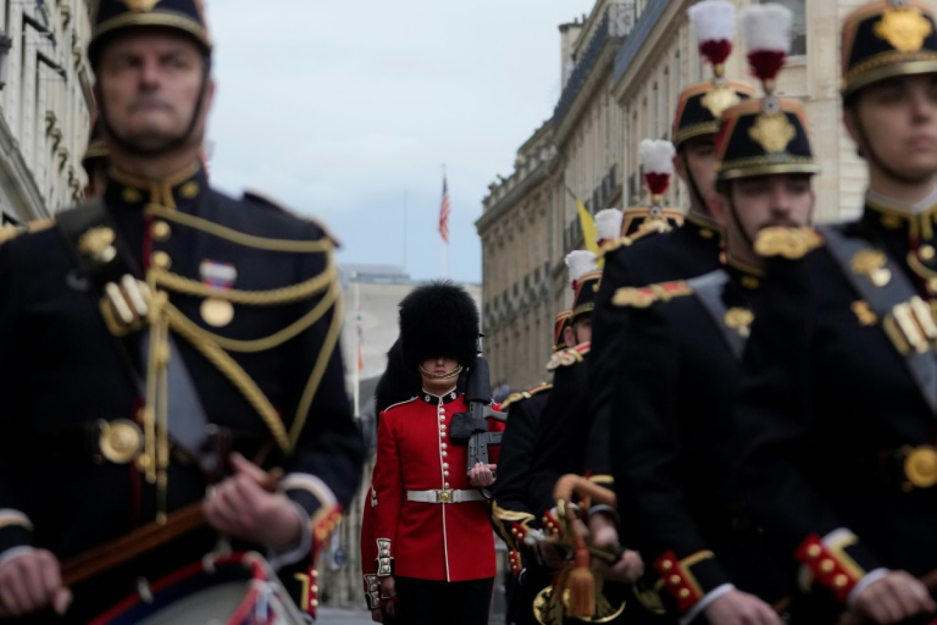 Des membres de la "Number 7 Company Coldstream Guards" et des membres de la Gendarmerie de la Garde républicaine défilent dans la rue pour entrer dans la cour de l'Elysée, à Paris, le 8 avril 2024 © Thibault Camus