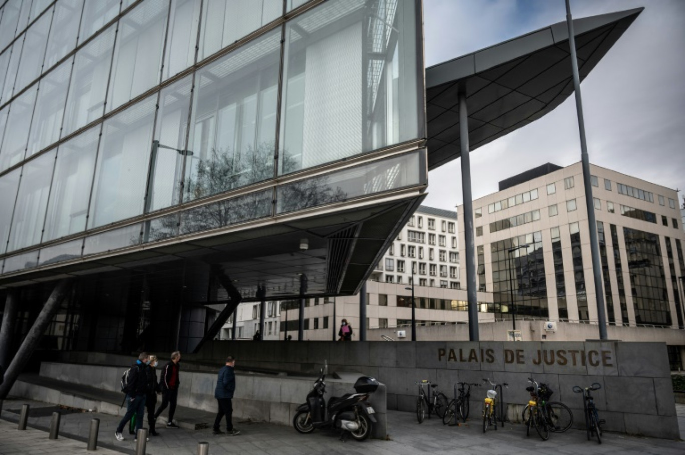 L'homme de 22 ans suspecté d'être le "violeur à la trottinette" qui a sévi à Grenoble a reconnu "un seul fait de viol, pour lequel il est confondu par son ADN", a indiqué le procureur Eric Vaillant lors d'une conférence de presse au palais de justice © JEAN-PHILIPPE KSIAZEK