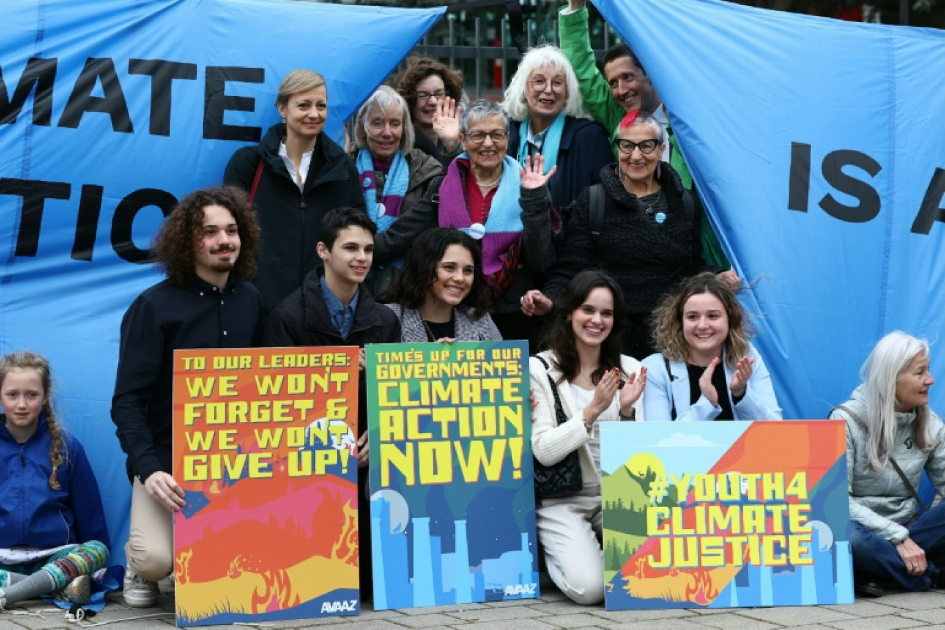 Des membres de l'association suisses des Aînées pour le climat et des jeunes plaignants portugais devant la CEDH avant des décisions très attendues sur le climat, le 9 avril 2024 à Strasbourg © Frederick FLORIN