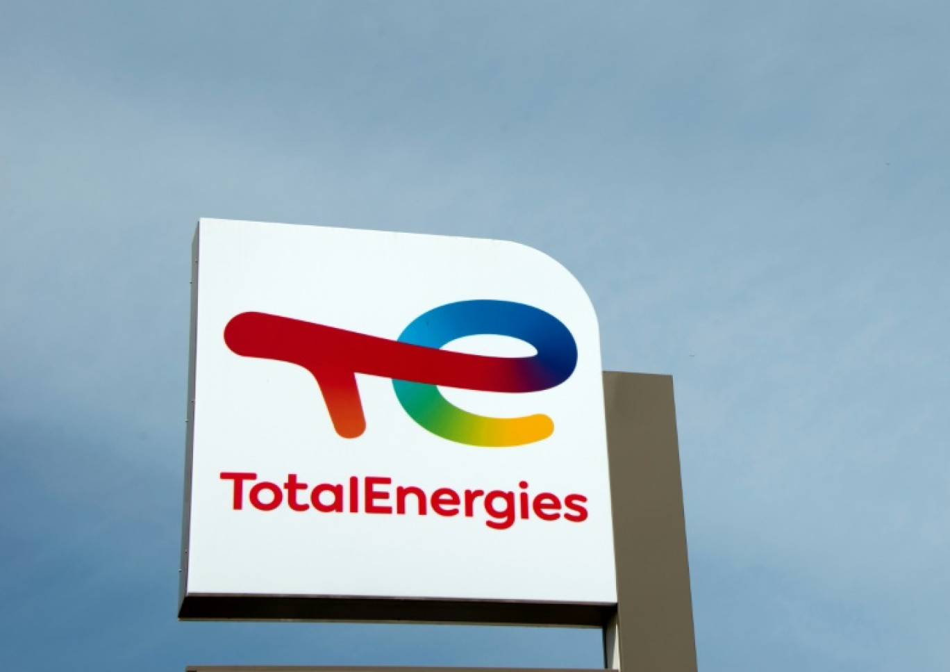 Près de 60 ONG appellent banques et investisseurs à ne plus prêter à TotalEnergies qui continue "sa stratégie climaticide". © Astrid VELLGUTH
