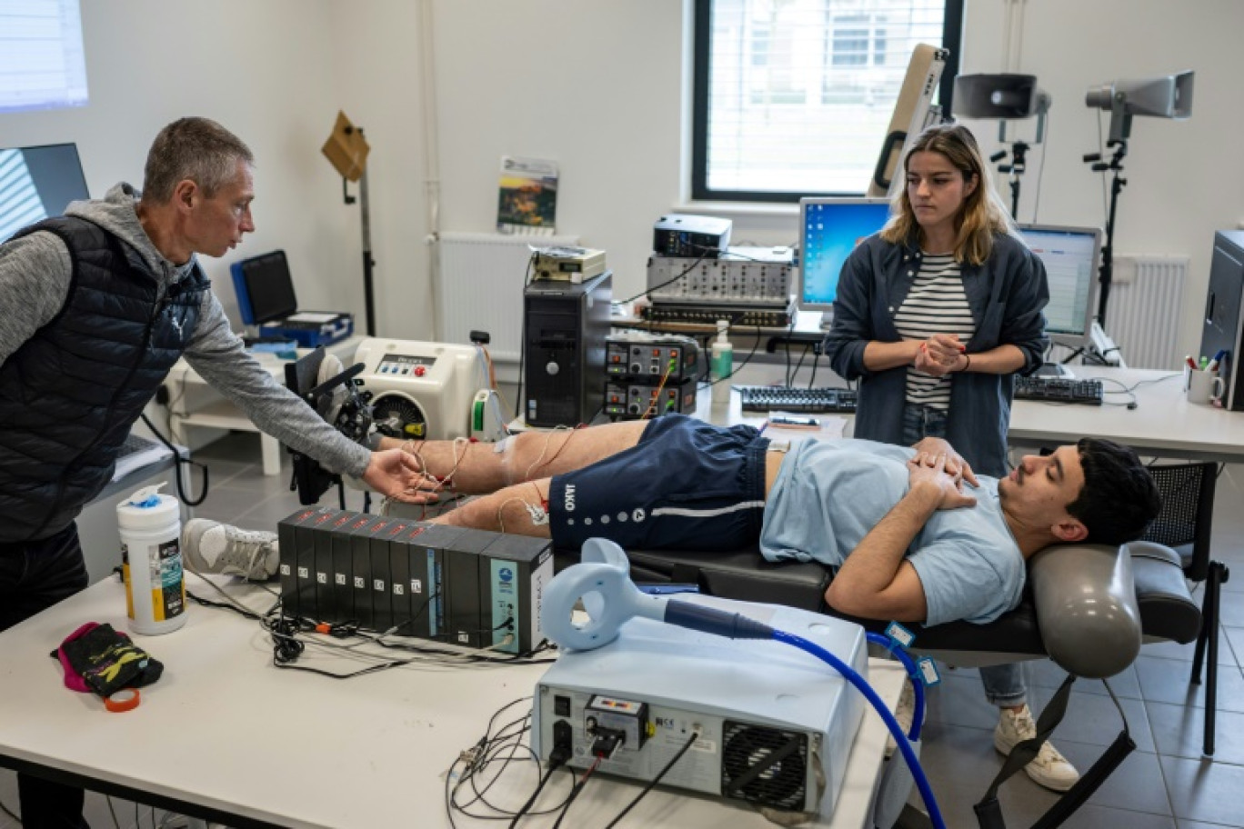 Un athlète passe des tests dans un laboratoire de l'Inserm dédié à l'étude du mouvement, le 9 avril 2024 à Dijon, en Côte-d'Or © ARNAUD FINISTRE