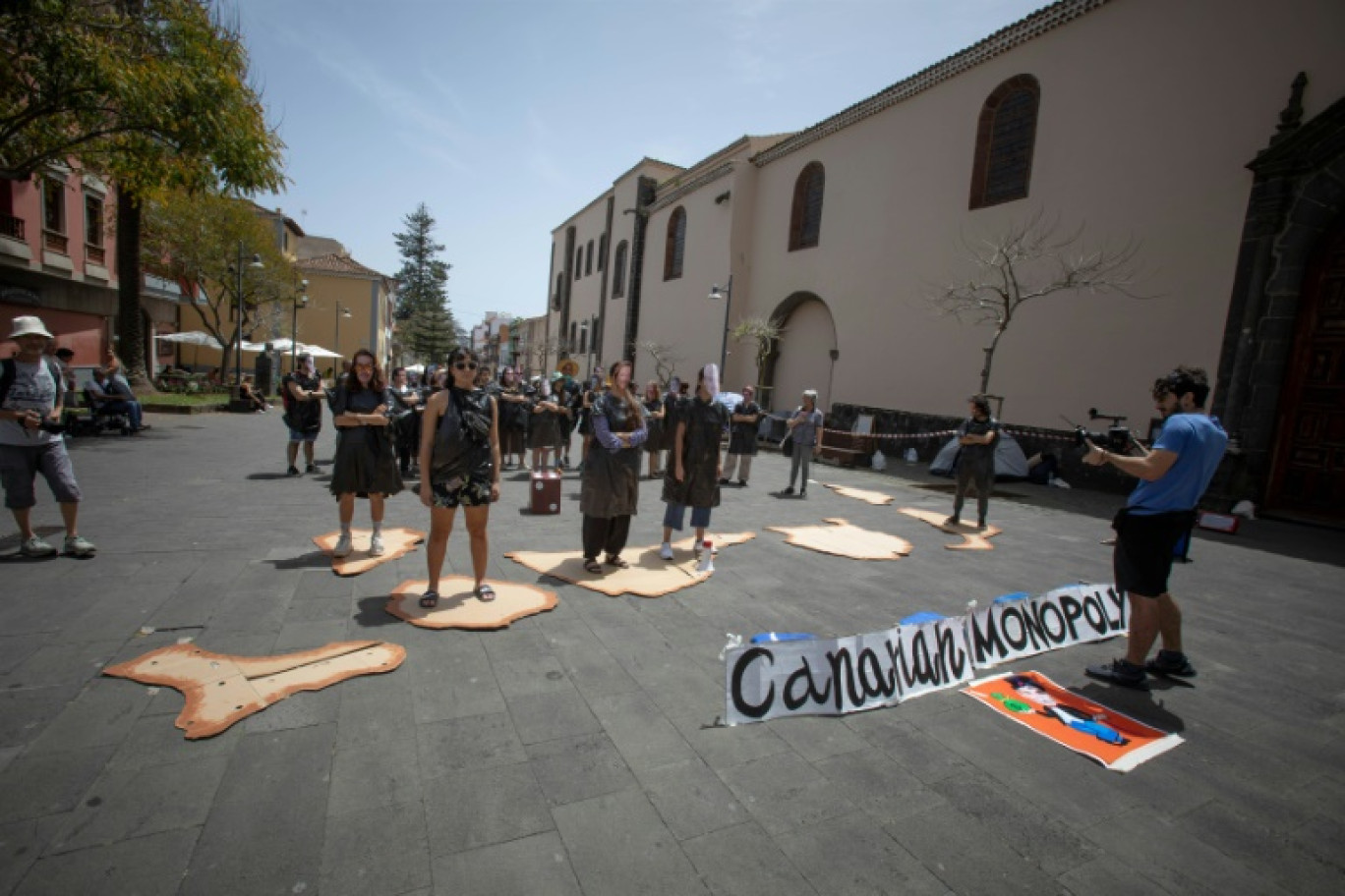 Des membres du collectif "Canarias se agota" ("Les Canaries s'épuisent") manifestent à La Laguna sur l'île de Ténérife, contre la construction de deux complexes hôteliers dans cette île qui est la principale de l'archipel espagnol. Photo prise le 13 avril 2024 © DESIREE MARTIN