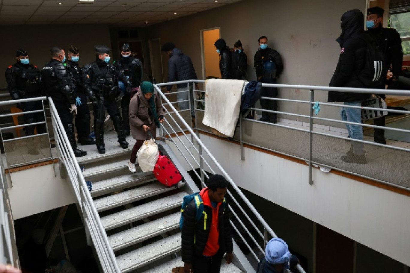 Des forces de l'ordre font évacuer aux migrants le squat de Vitry-sur-Seine, le 17 avril 2024 dans le Val-de-Marne © EMMANUEL DUNAND