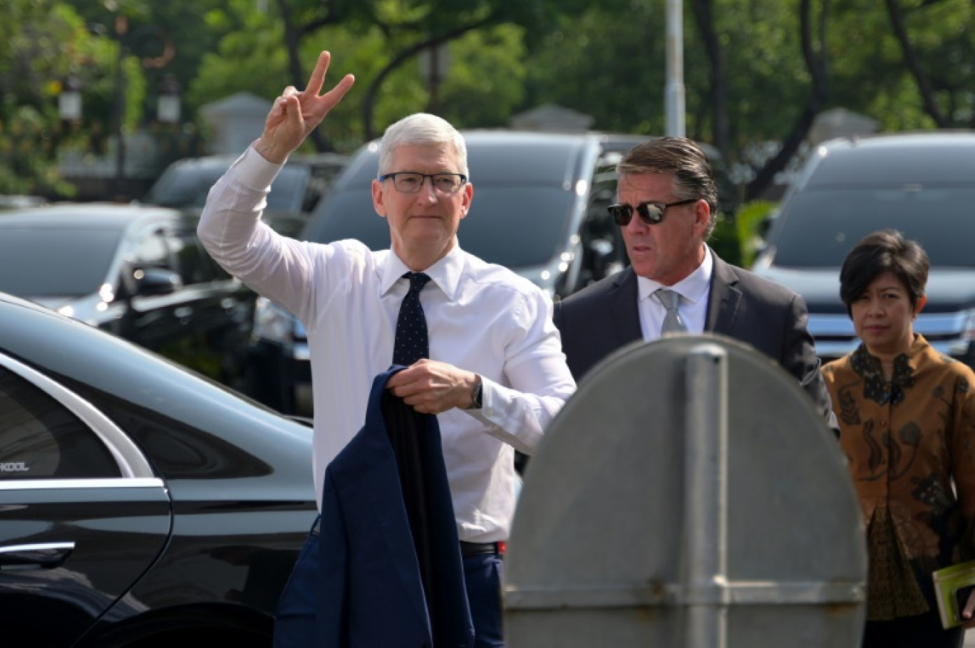 Le PDG d'Apple Tim Cook à son arrivée en Indonésie, le 17 avril 2024 © BAY ISMOYO