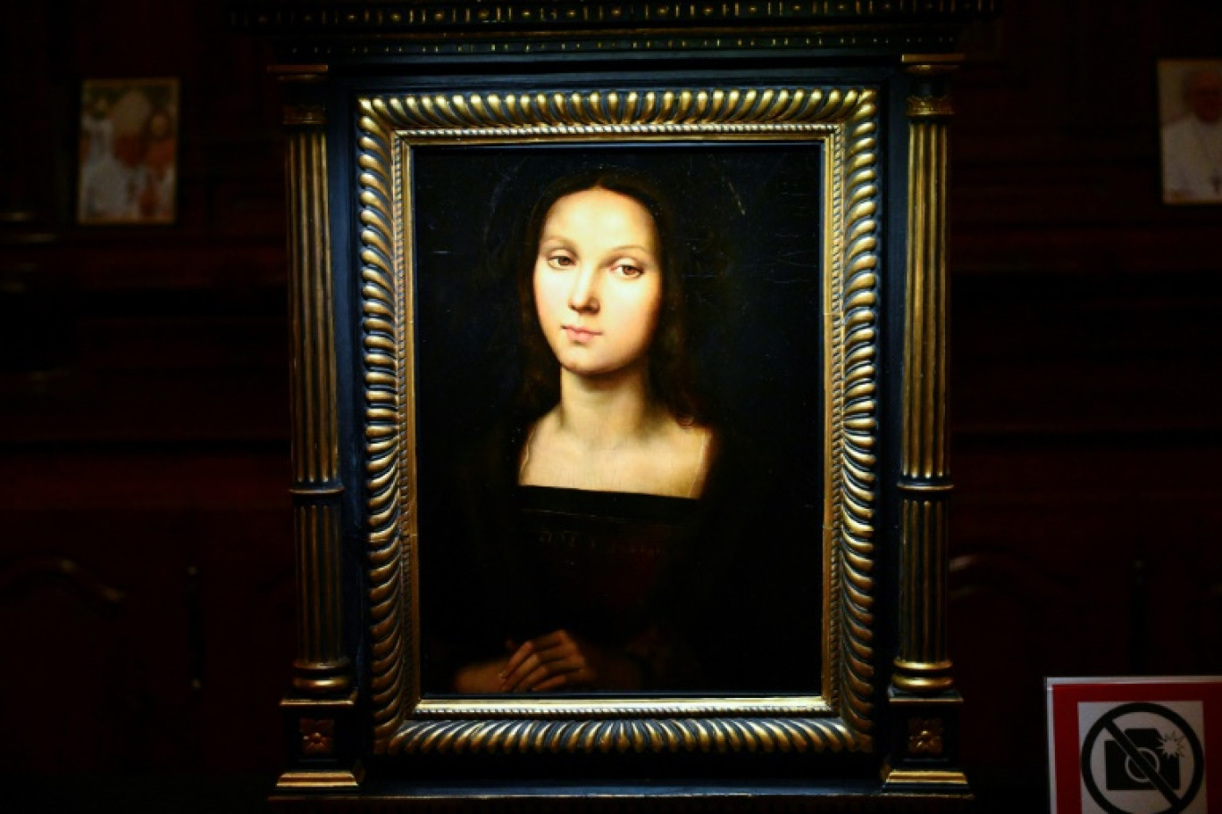 Cette photographie montre un tableau de Marie Madeleine, peint par le peintre italien Raphaël, exposé pour la première fois à la basilique Saint-Maximin, à Saint-Maximin-la-Sainte-Baume, dans le Var, le 21 avril 2024 © Christophe SIMON