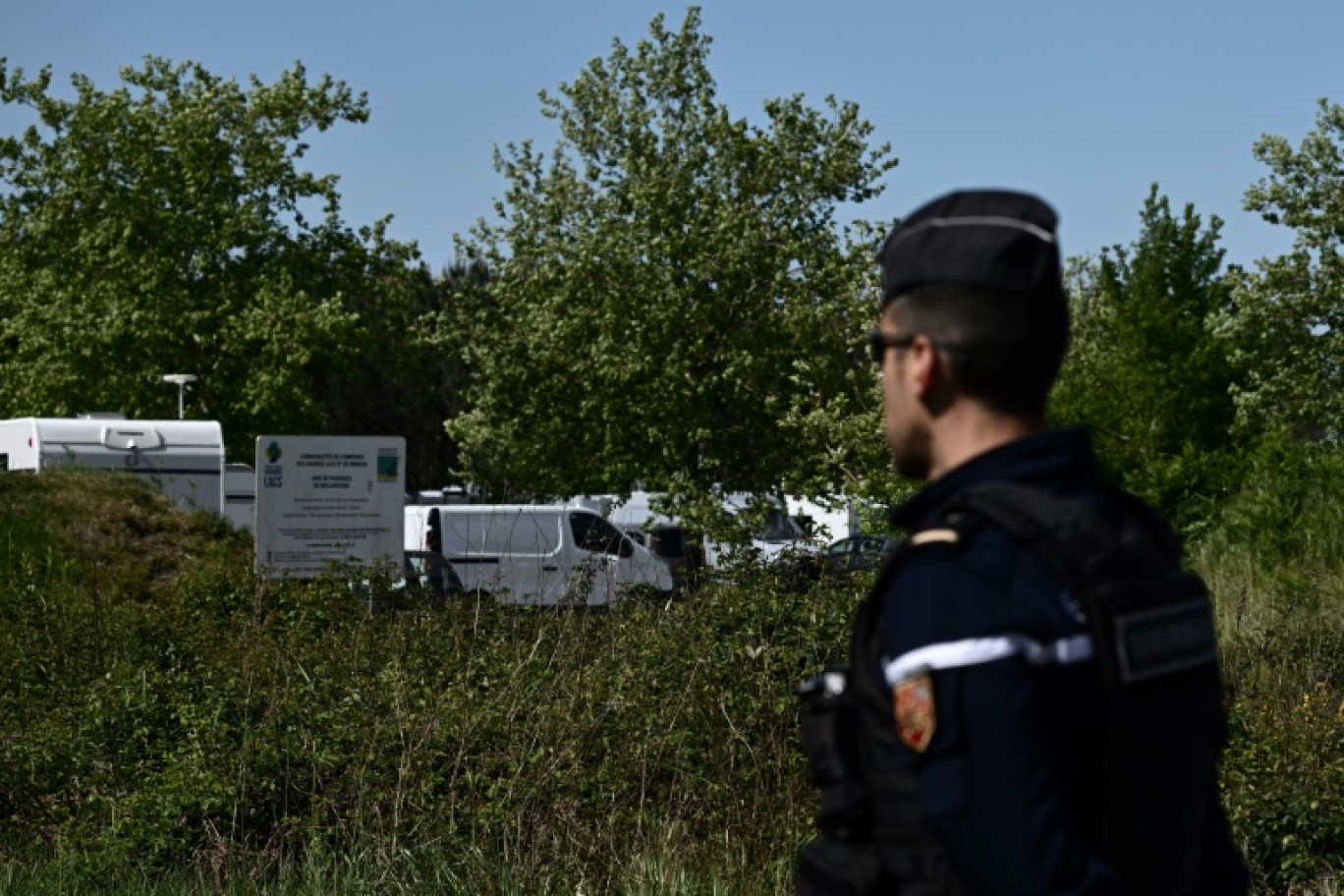 Un gendarme près de l'aire des gens du voyage de Biscarrosse (Landes) où le chanteur Kendji Girac a été blessé par balle le 24 avril 2024 © Philippe Lopez