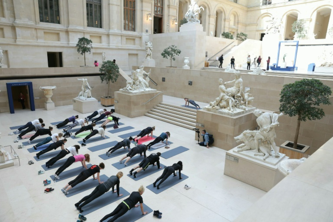"Les visites sportives" au Louvre par l'artiste et chorégraphe Mehdi Kerkouche au musée du Louvre à Paris le 23 avril 2024 © Thomas SAMSON