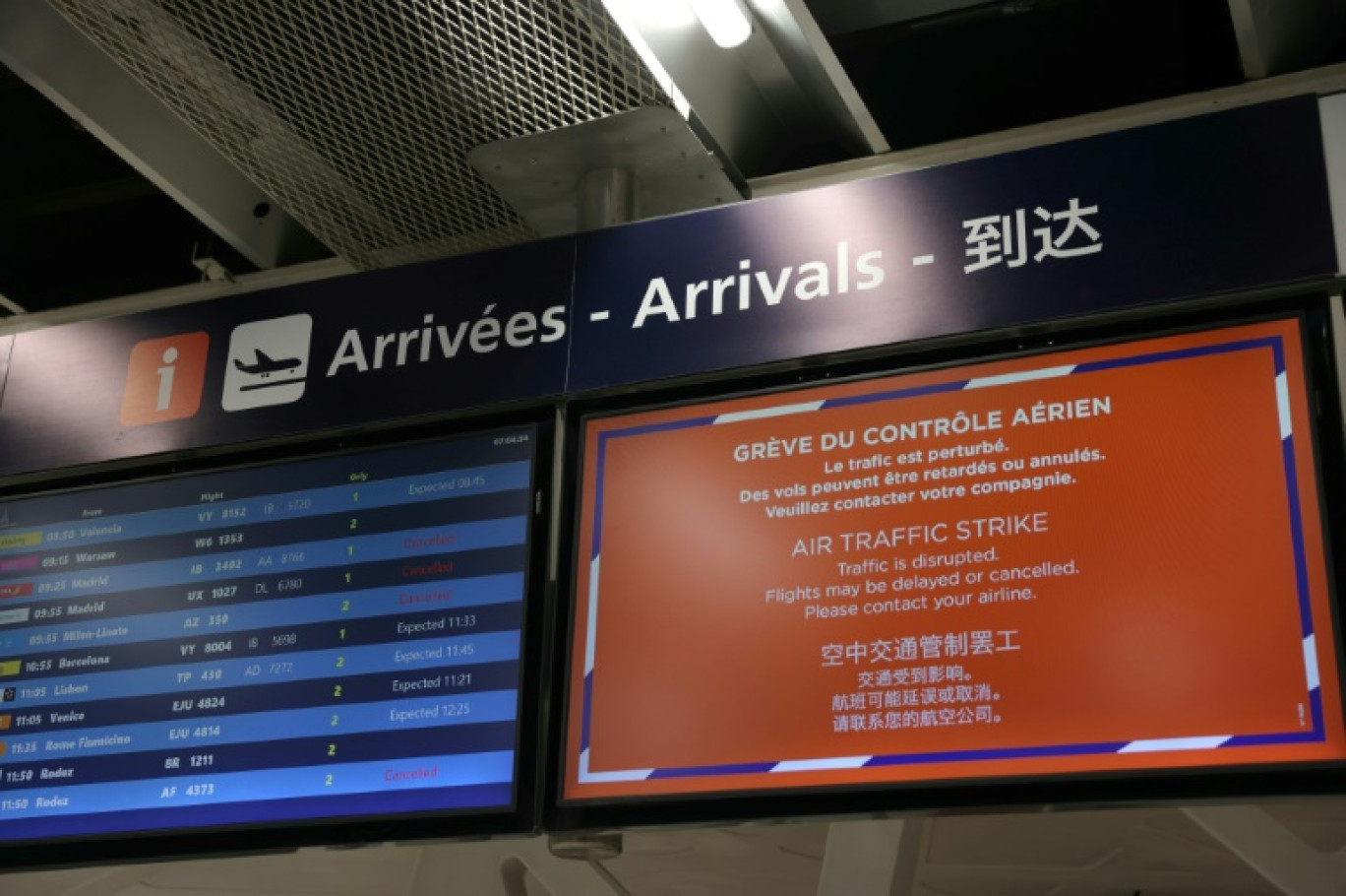 Un message d'information sur la grève du contrôle aérien à l'aéroport d'Orly, près de Paris, le 25 avril 2024 © Thomas SAMSON