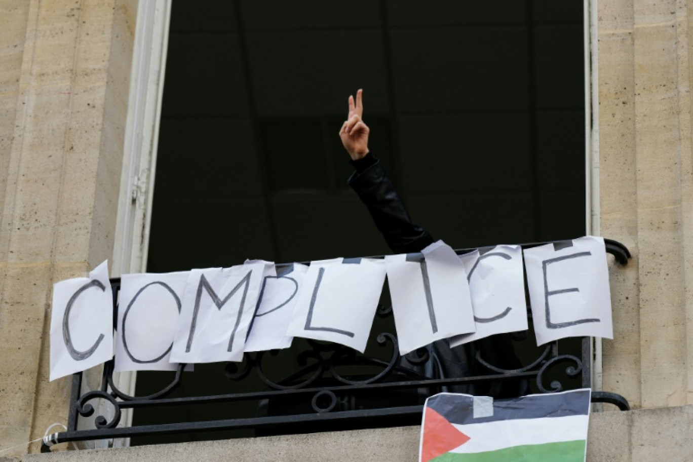 Des manifestants pro-palestiniens à Sciences Po Paris, le 26 avril 2024 © Dimitar DILKOFF