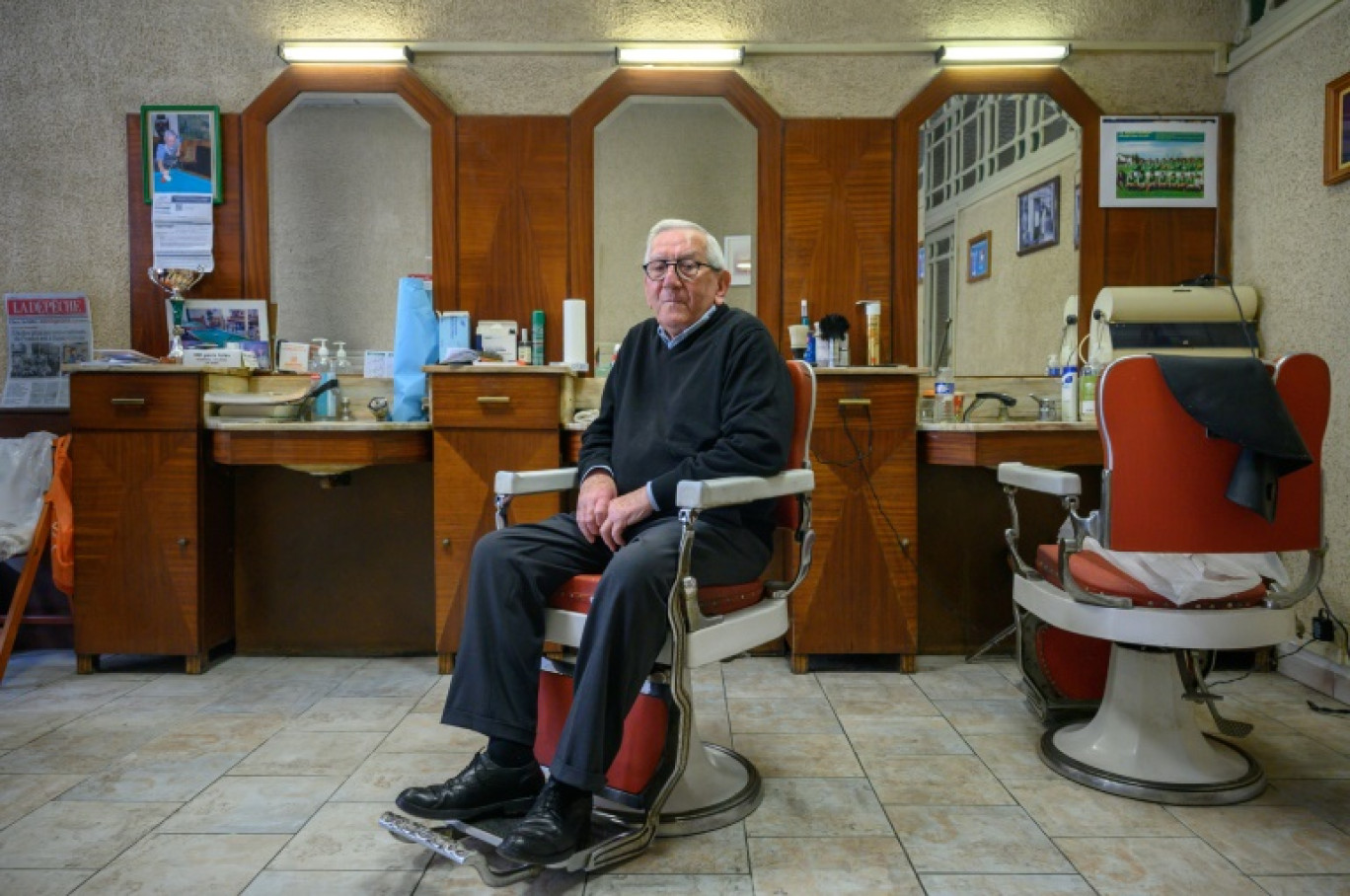Le coiffeur Roger Amilhastre, âgé de 90 ans, dans son salon à Saint-Girons, en Ariège, le 16 avril 2024 © Ed JONES