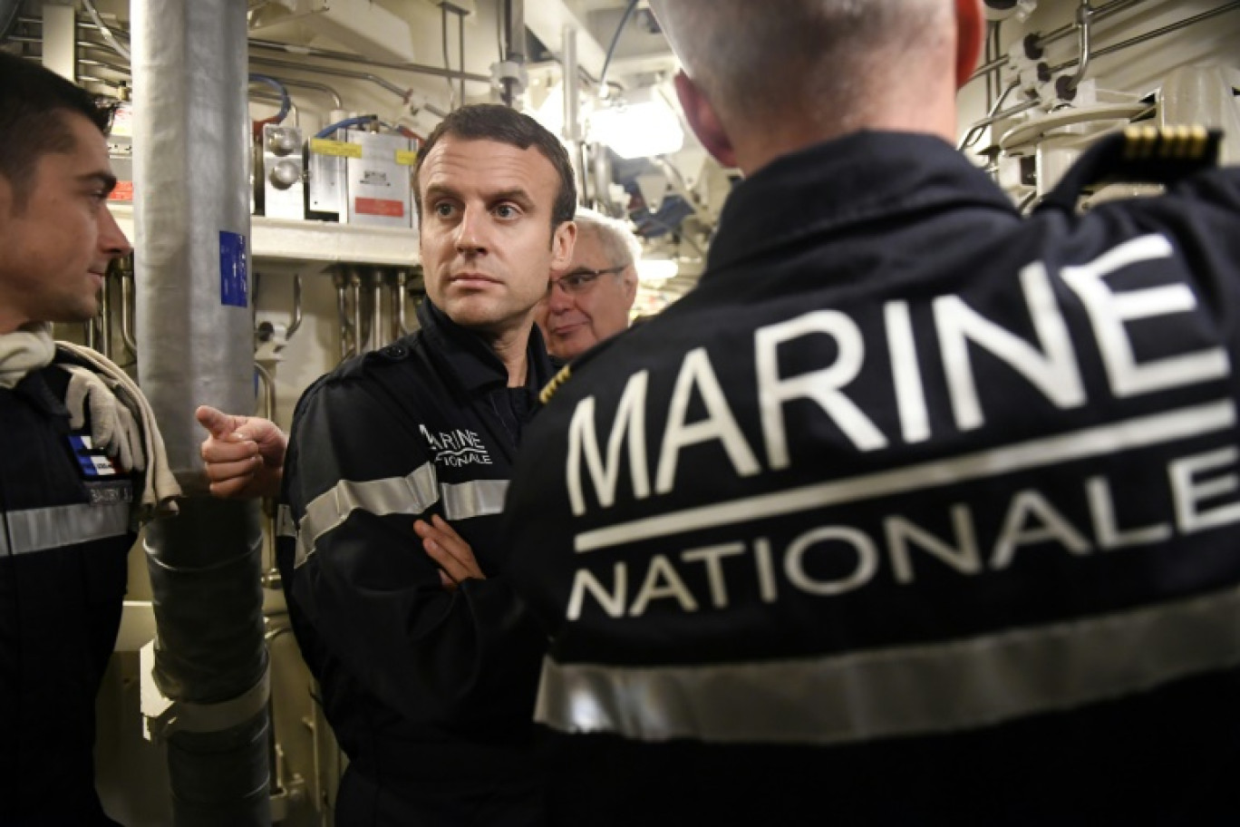 Emmanuel Macron en compagnie du capitaine de vaisseau Jérôme Halle commandant du SNLE "Le Terrible", lors d'une visite à la salle des missiles du submersible, en mer le 5 octobre 2017 © Fred TANNEAU