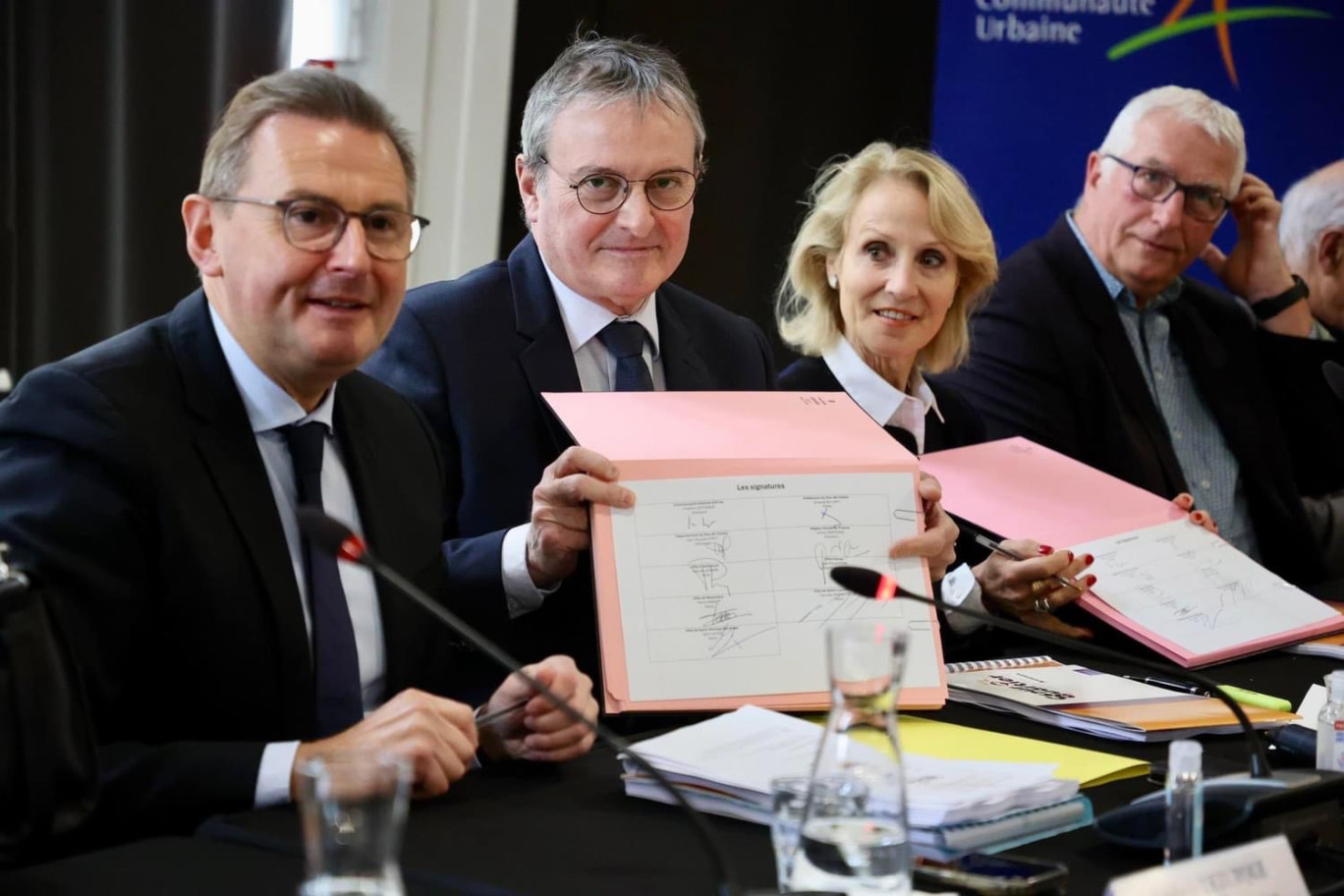 De gauche à droite quelques signataires de la charte : Frédéric Leturque, président de la Communauté urbaine et maire d’Arras, Jacques Billant, préfet du Pas-de-Calais, Nathalie Gheerbrant, conseillère régionale des Hauts-de-France, et Jean-Louis Petit, 1er adjoint au maire de Beaurains.