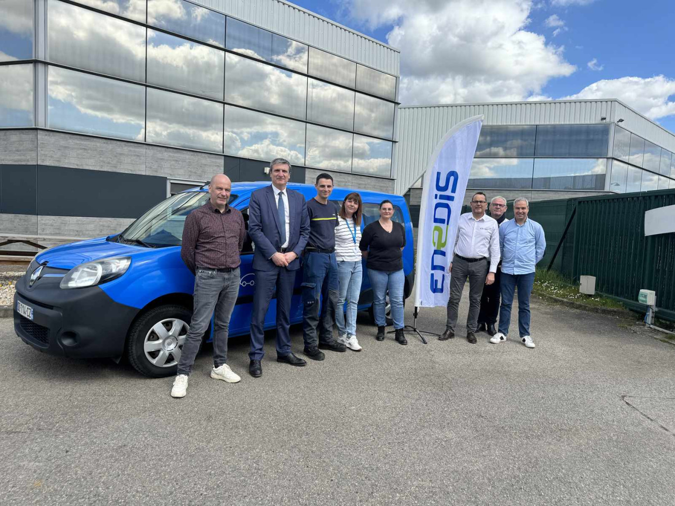 Enedis en Picardie fait don d'un véhicule à l'association P'Laon Autisme. (c) Enedis