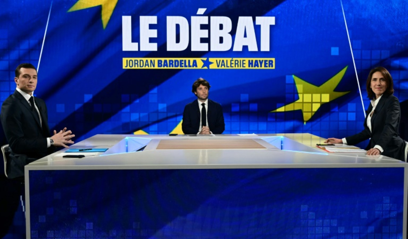 Jordan Bardella, président du RN et tête de listes aux européennes, et Valérie Hayer, eurodéputée et candidate du groupe Renouveau, Modem et Horizons avant un débat animé par le journaliste Benjamin Duhamel (c) dans les studios de la chaîne BFMTV à Paris, le 2 mai 2024 © MIGUEL MEDINA