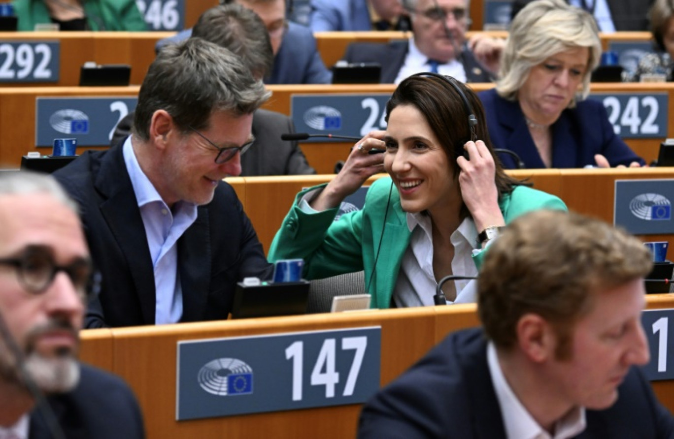 L'eurodéputé Pascal Canfin et Valérie Hayer au Parlement européen à Bruxelles, le 10 avril 2024 © JOHN THYS