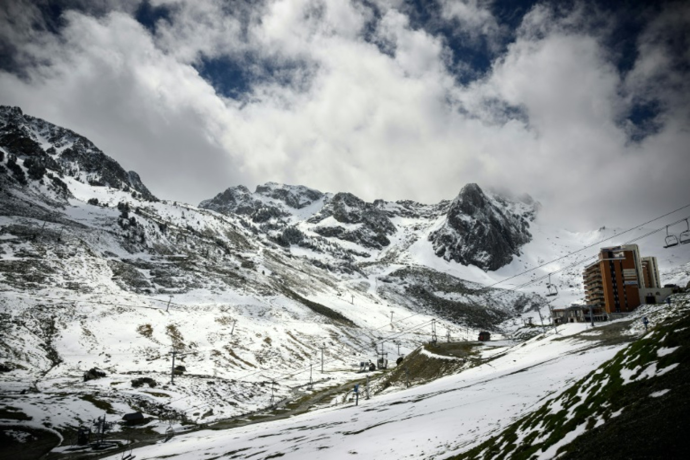 La station de ski de La Mongie dans les  Hautes-Pyrénées, le 2 mai 2024 © Lionel BONAVENTURE