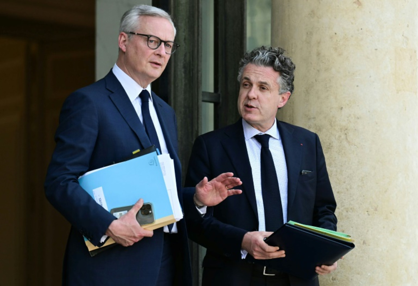 Le ministre de l'Economie et des Finances, Bruno Le Maire (gauche), et celui de la Transition écologique, Christophe Béchu, à la sortie du conseil des ministres, sur le perron de l'Elysée, à Paris, le 3 mai 2024 © Miguel MEDINA