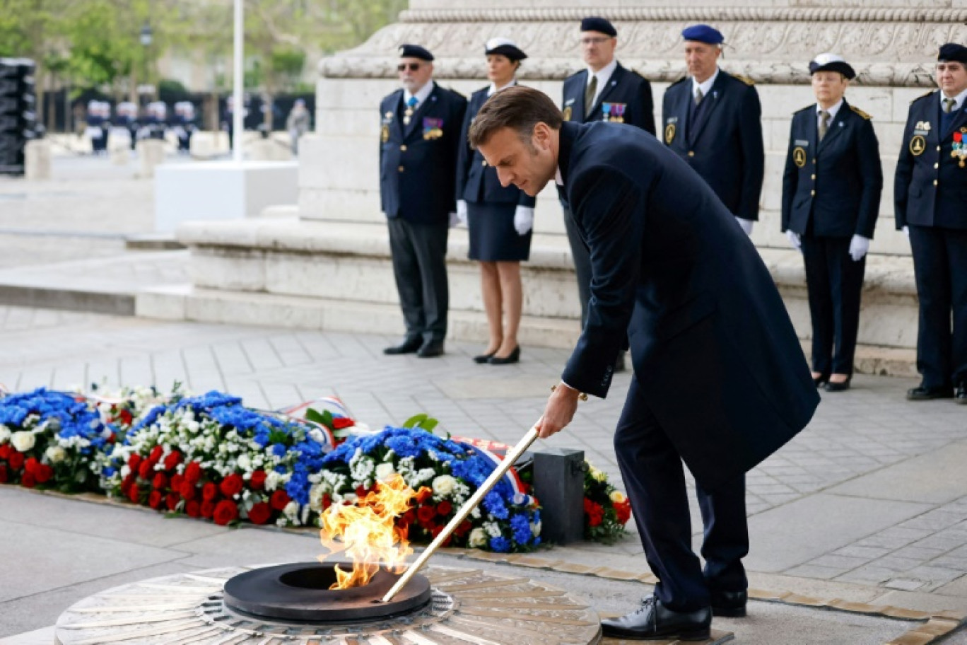 Le président Emmanuel Macron ravive la flamme du soldat inconnu sous l'Arc de Triomphe à Paris pour célébrer le 79e anniversaire de l'Armistice de 1945 © Johanna Geron