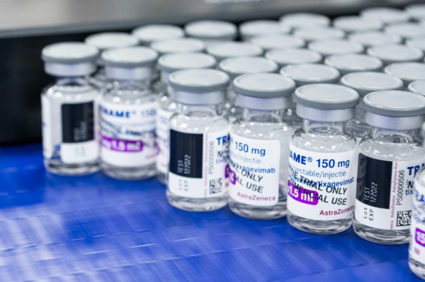 Le géant pharmaceutique britannique Astrazeneca annonce retirer de la vente son vaccin contre le Covid-19 Vaxzevria, l'un des premiers mis sur le marché pendant la pandémie, citant une chute de la demande © Jonathan NACKSTRAND