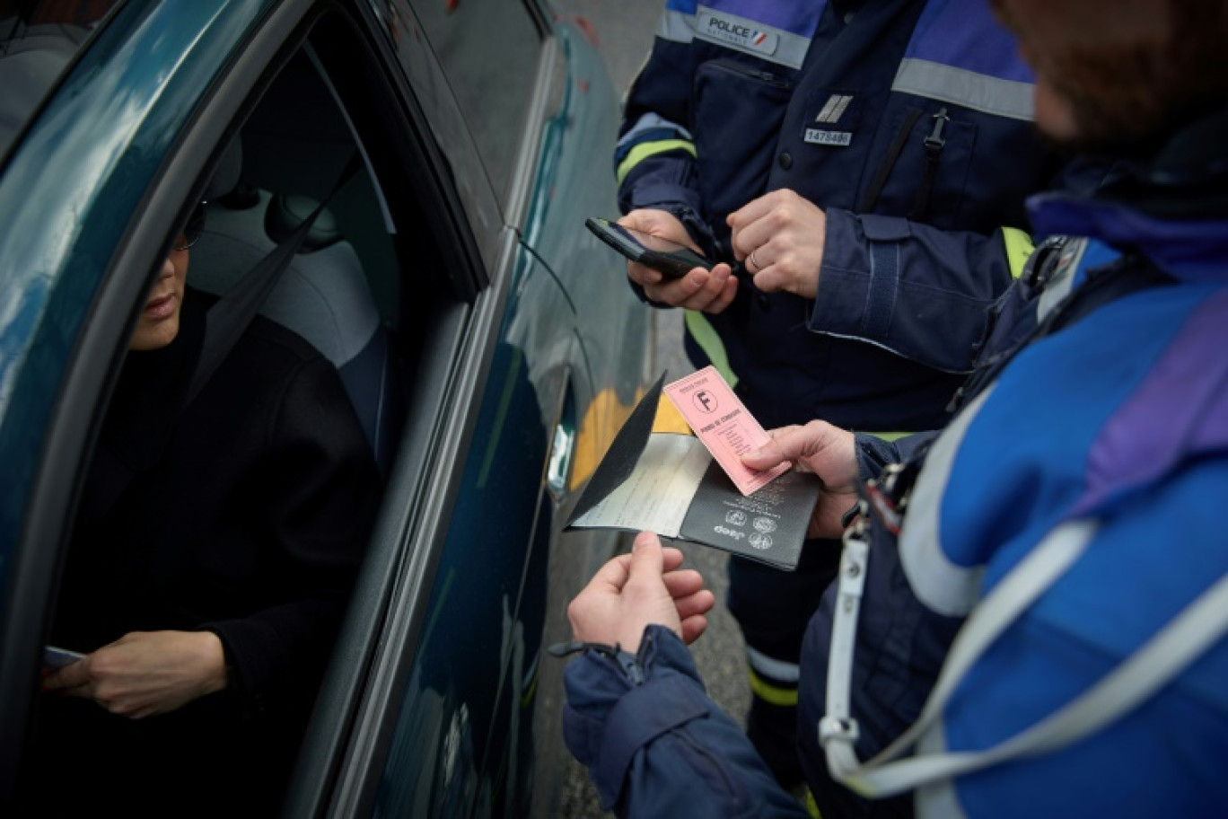 Un automobiliste contrôlé par la police à Paris, le 28 mars 2024 © Kiran Ridley