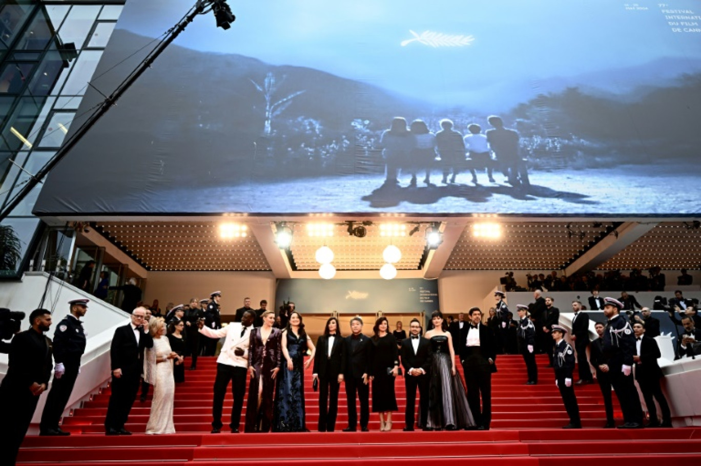Les membres du jury du 77e Festival de Cannes et sa présidente Greta Gerwig (2e g) sur le tapis rouge des marches du Palais des Festivals, le 14 mai 2024 à Cannes © LOIC VENANCE