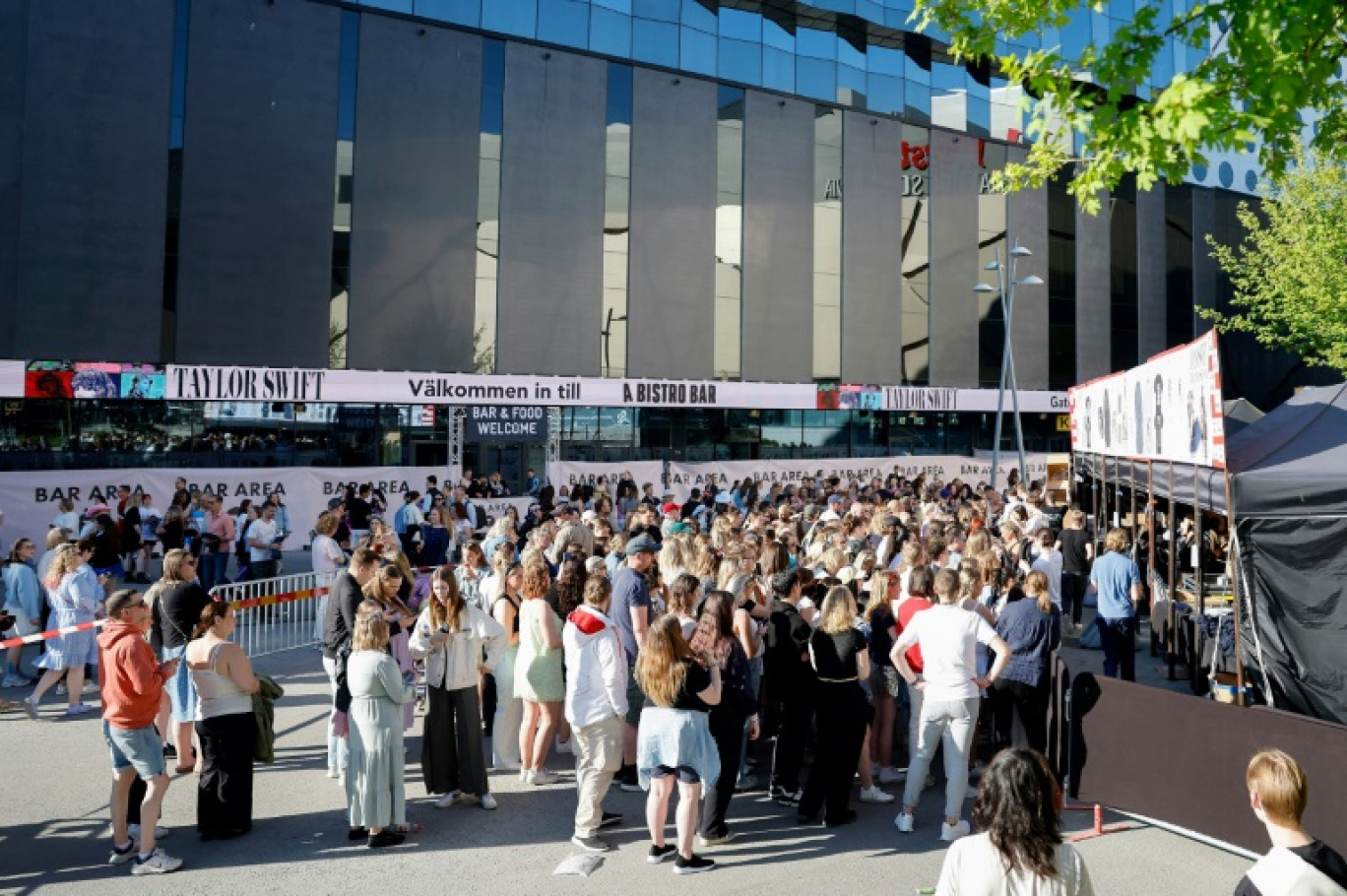 Des fans font la queue avant le concert de la chanteuse américaine Taylor Swift dans le cadre de sa tournée Eras Tour à Stockholm, le 17 mai 2024 en Suède © Christine Olsson/TT