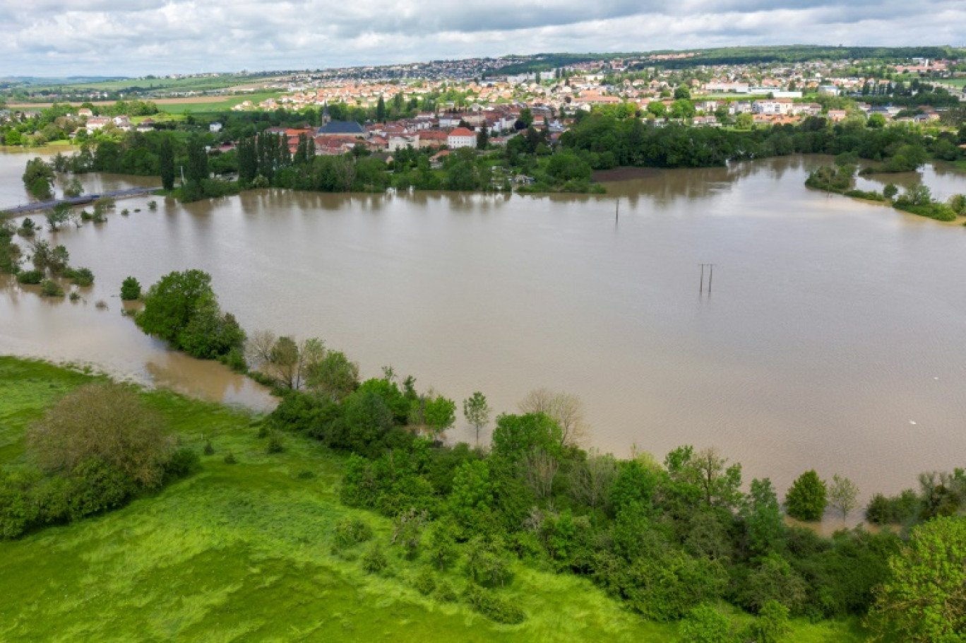 Cette vue aérienne montre les environs de la rivière Nied allemande à Créhange, en Moselle, le 18 mai 2024 © Jean-Christophe VERHAEGEN