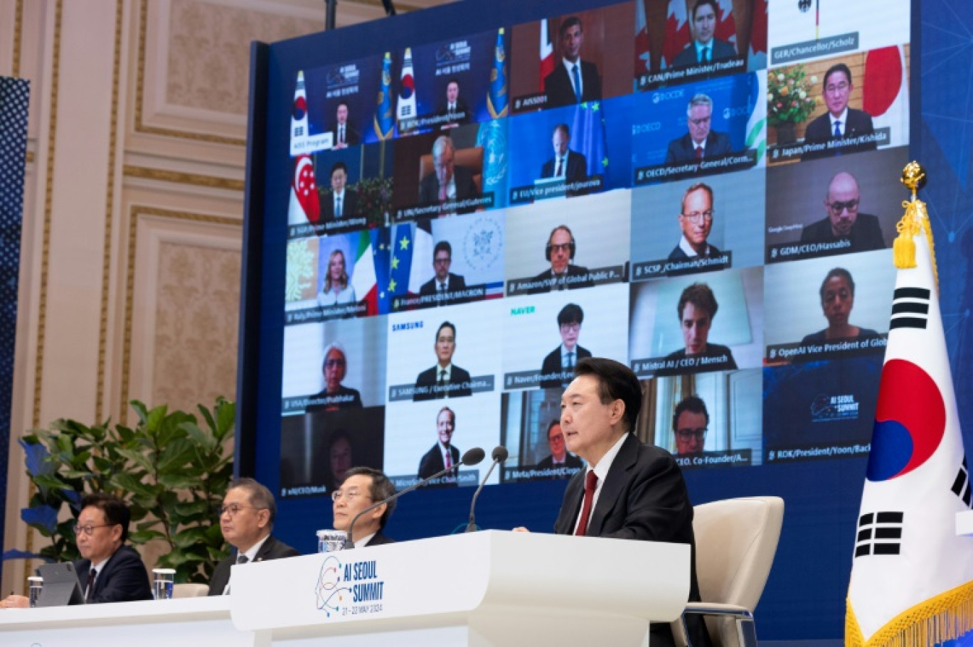 Photo diffusée le 21 mai 2024 par le bureau présidentiel sud-coréen montrant le président sud-coréen Yoon Suk Yeol (d) lors du sommet sur l'Intelligence artificielle organisé conjointement par la Corée du Sud et la Grande-Bretagne, à Séoul © Handout