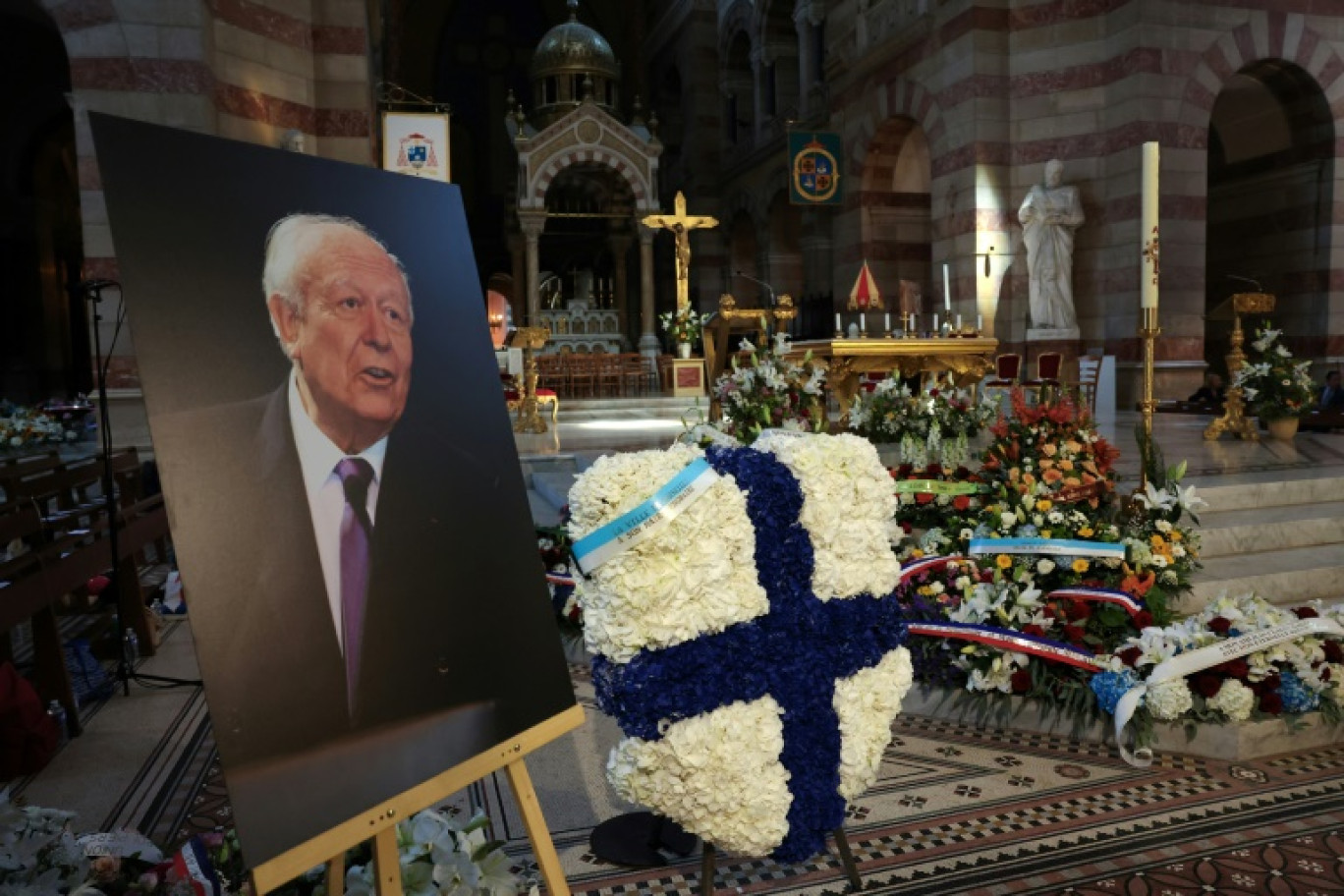 Un portrait de l'ancien maire Jean-Claude Gaudin dans la cathédrale de la Major avant la cérémonie de ses funérailles, le 23 mai 2024 à Marseille © Pascal GUYOT