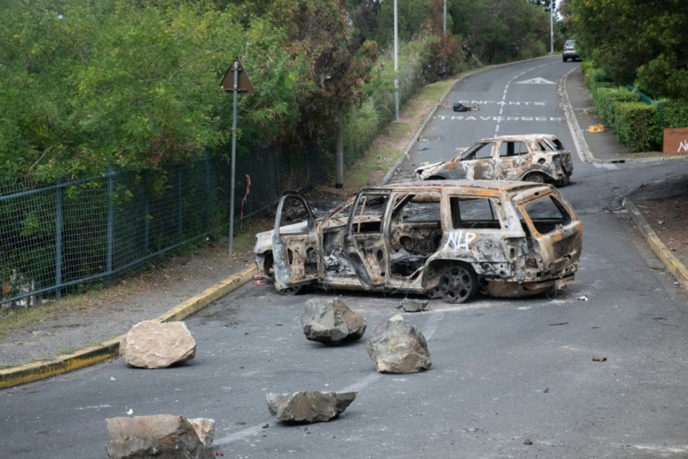 Des voitures incendiées dans le quartier de Magenta, à Nouméa, le 21 mai 2024 en Nouvelle-Calédonie © Delphine Mayeur