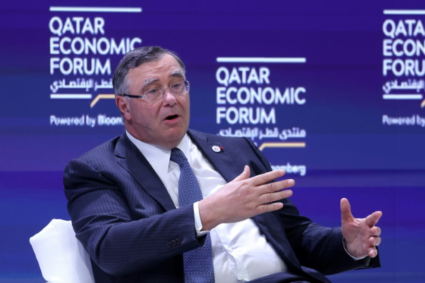 Le président-directeur général de TotalEnergies, Patrick Pouyanné, s'exprime lors d'une session du Forum économique du Qatar à Doha, le 15 mai 2024 © KARIM JAAFAR