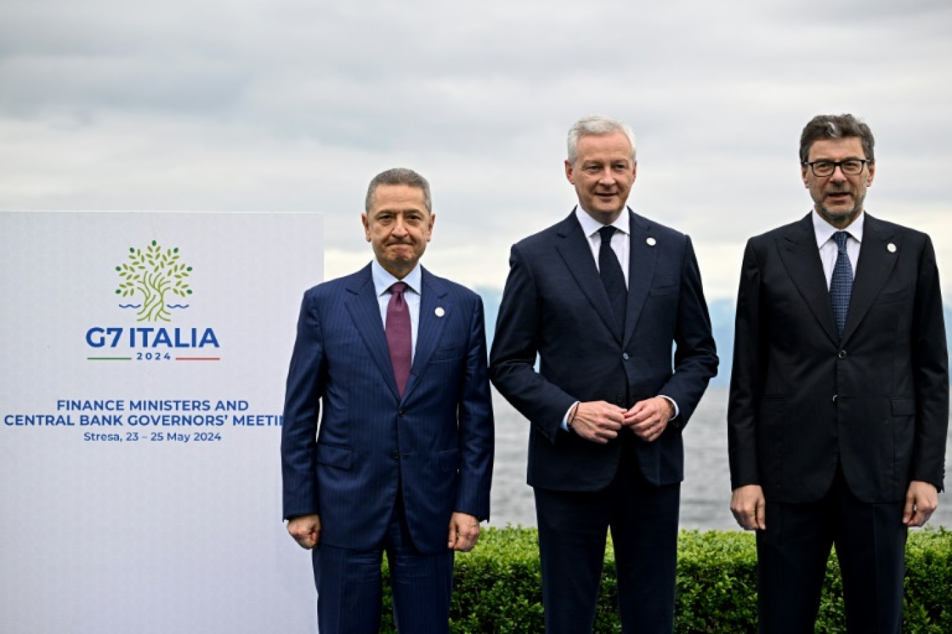 Le gouverneneur de la Banque d'Italien, Fabio Panetta (à gauche), le ministre italien des Finances Giancarlo Giorgetti (à droite) accueillent le ministre français de l'Economie Bruno Le Maire (au centre) au G7 Finances à Stresa dans le nord de l'Italie. Photo prise le 24 mai 2024 © GABRIEL BOUYS