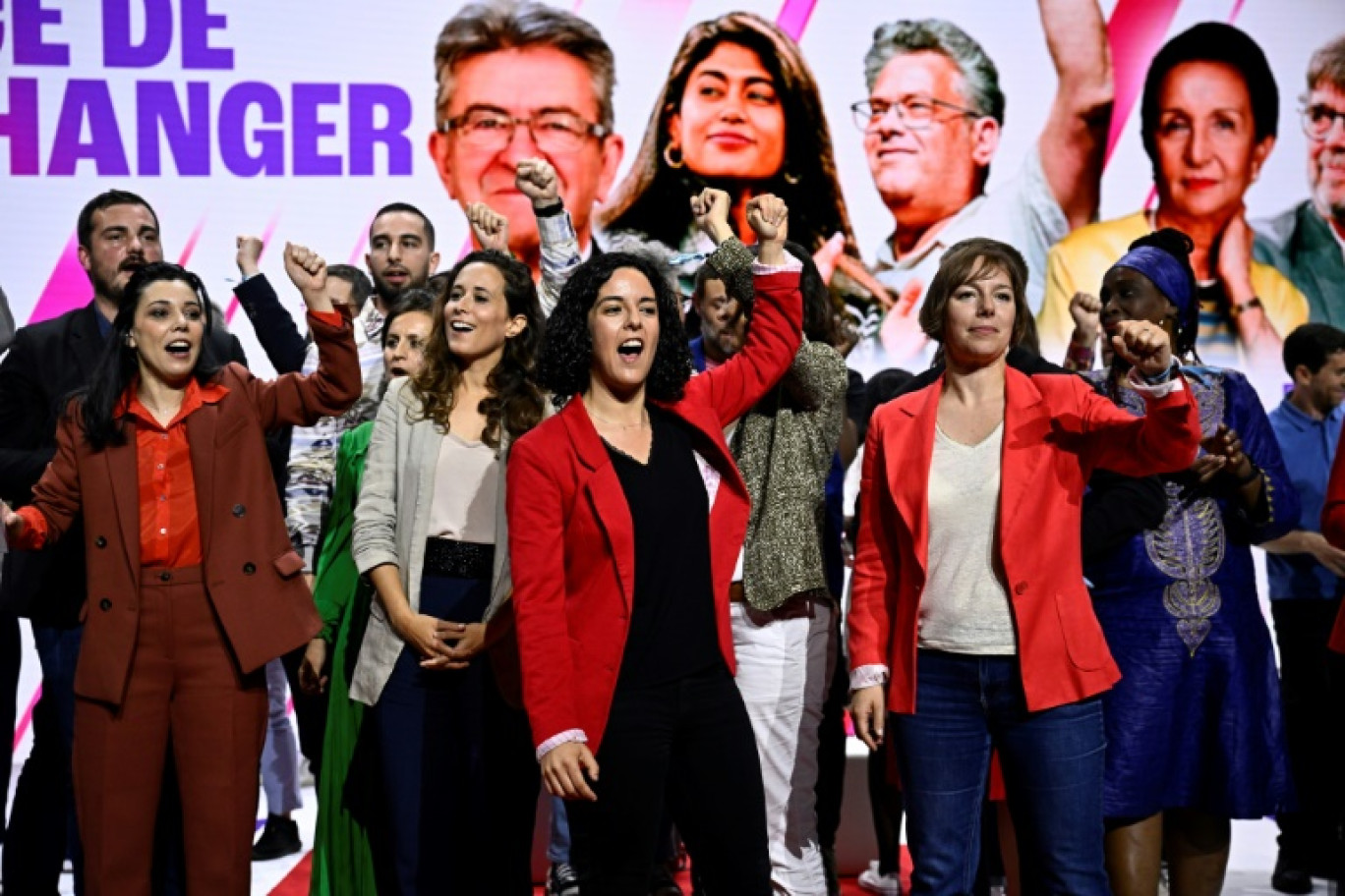 La tête de liste des Insoumis pour les élections européennes Manon Aubry (C) lève le poing pendant un meeting de campagne à Aubervilliers, près de Paris, le 25 mai 2024 © JULIEN DE ROSA