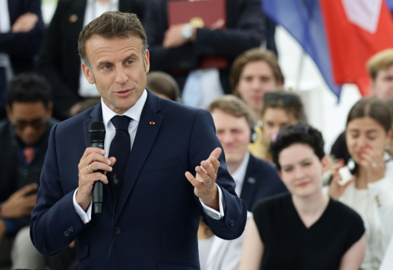 Le président français Emmanuel Macron participe à un débat dans le cadre de la "Fête de la démocratie", qui célèbre le 75e anniversaire de la Constitution allemande d'après-guerre, le 26 mai 2024 à Berlin © Jens Schlueter