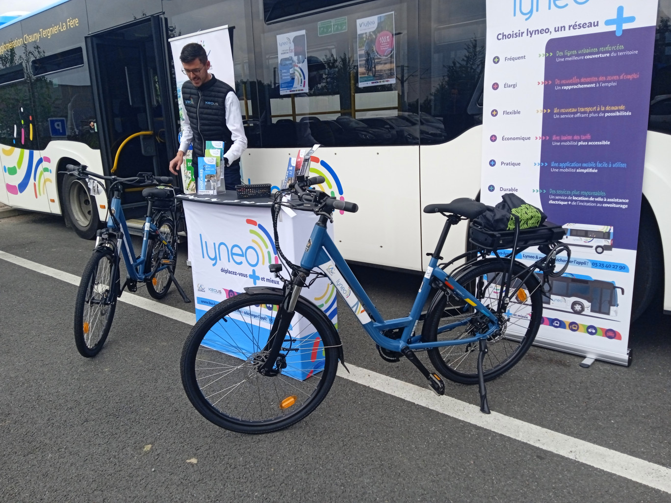 La flotte est constituée de 41 vélos de la marque Néomouv conçus en Pays de la Loire et personnalisés aux couleurs du réseau Lynéo.